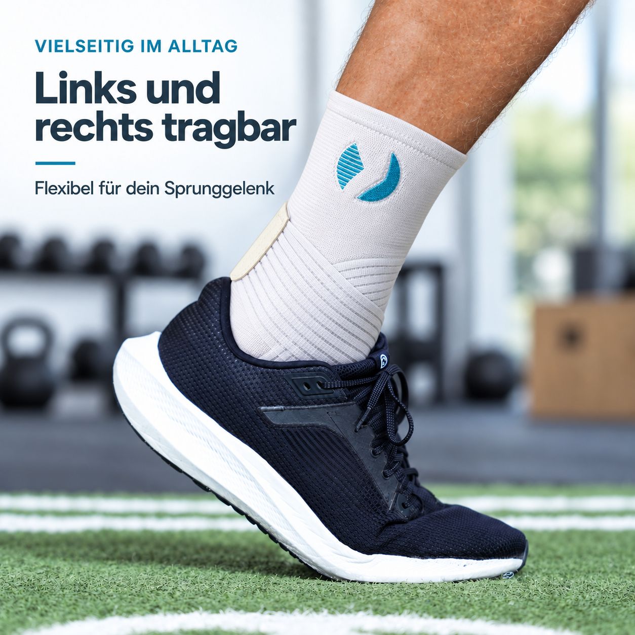 Beige Knöchelbandage mit blauem Logo und Klettverschluss, getragen mit schwarzem Sportschuh.