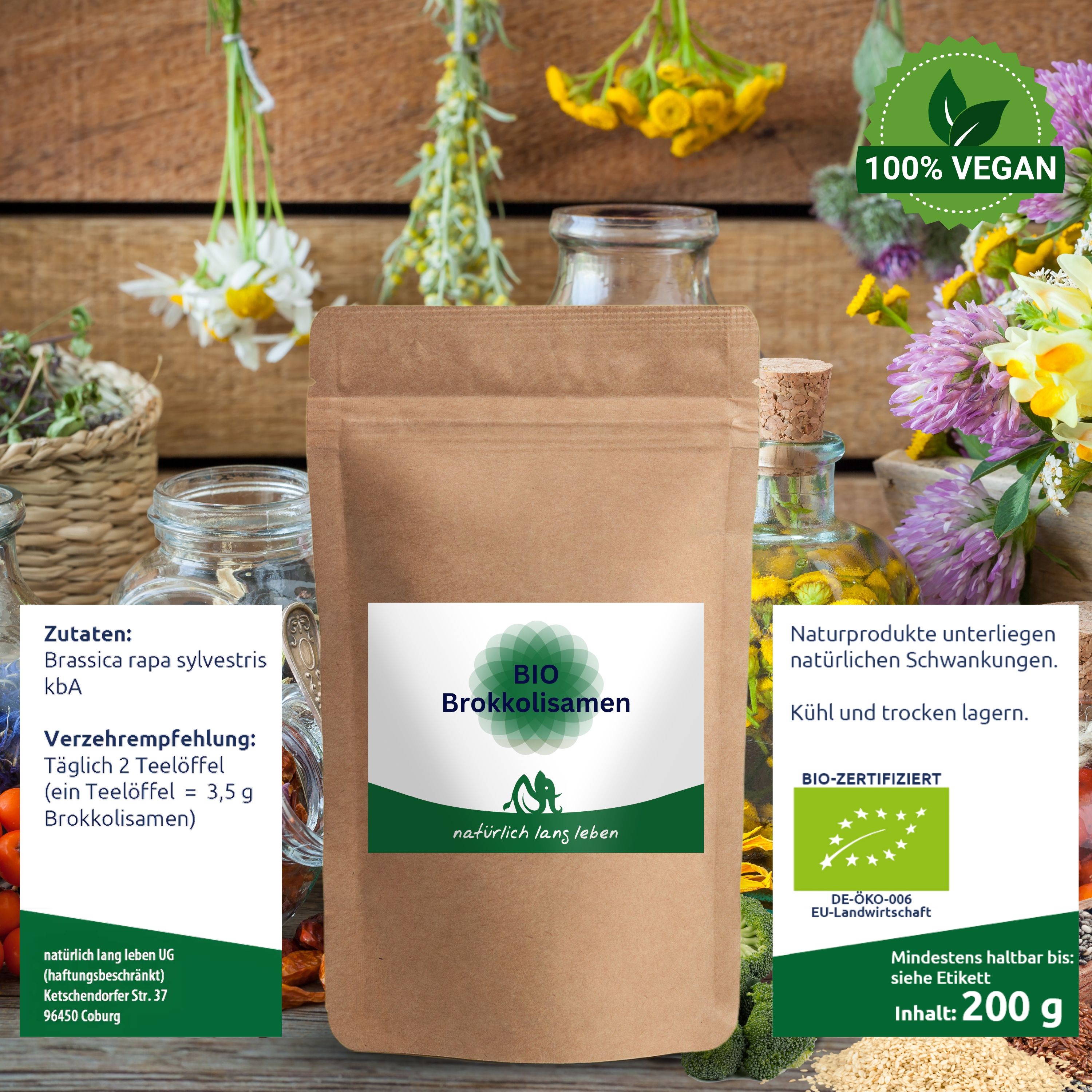 Produktverpackung mit Zutaten, Verzehrempfehlung, Bio-Zertifizierung und 100% Vegan-Siegel. Hintergrund mit Kräutern und Flaschen.