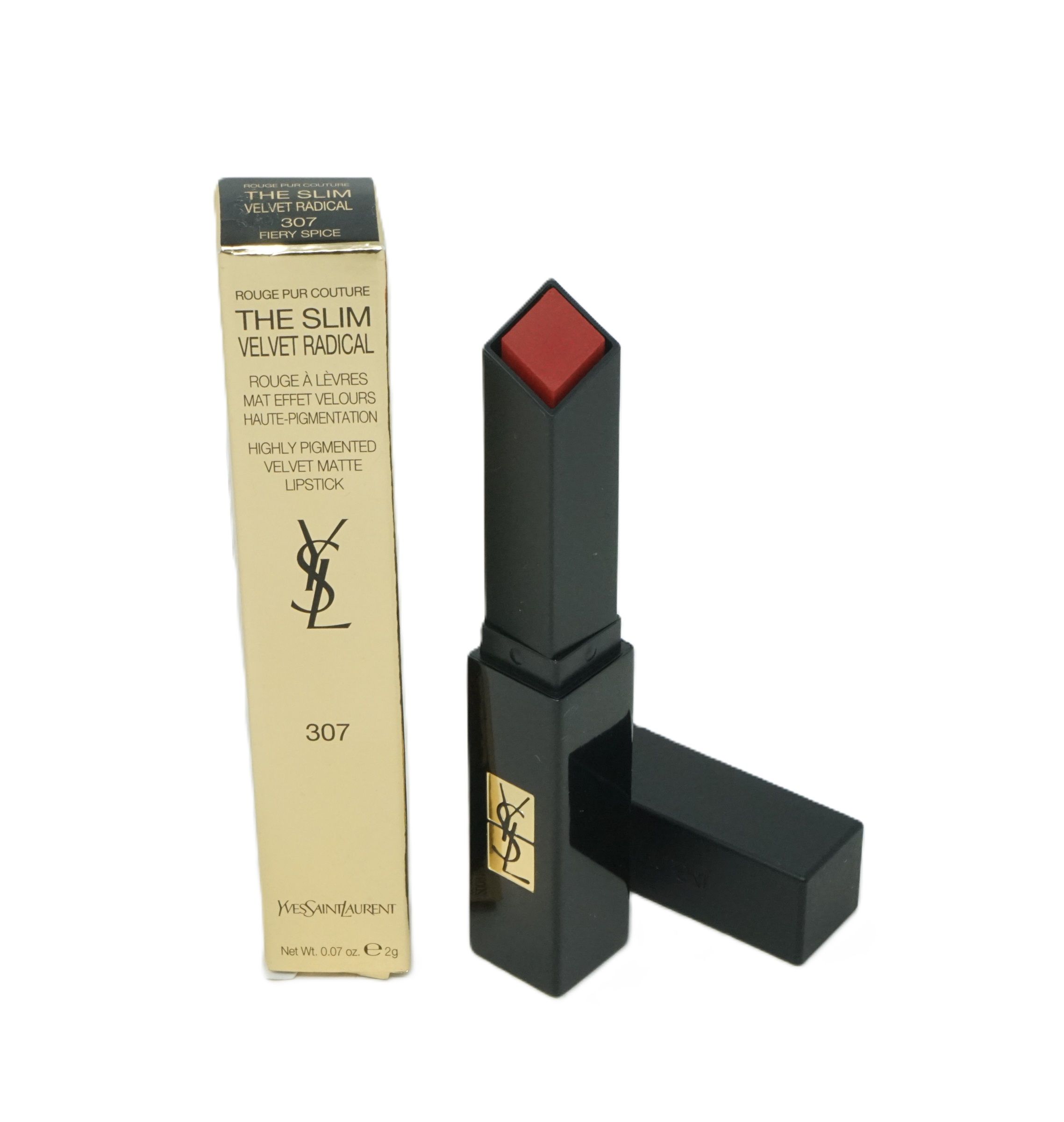 Yves Saint Laurent Lippenstift, 307 Fiery Spice, mit Verpackung. Schwarzer Stift, goldfarbenes Logo, rote Lippenstiftspitze.