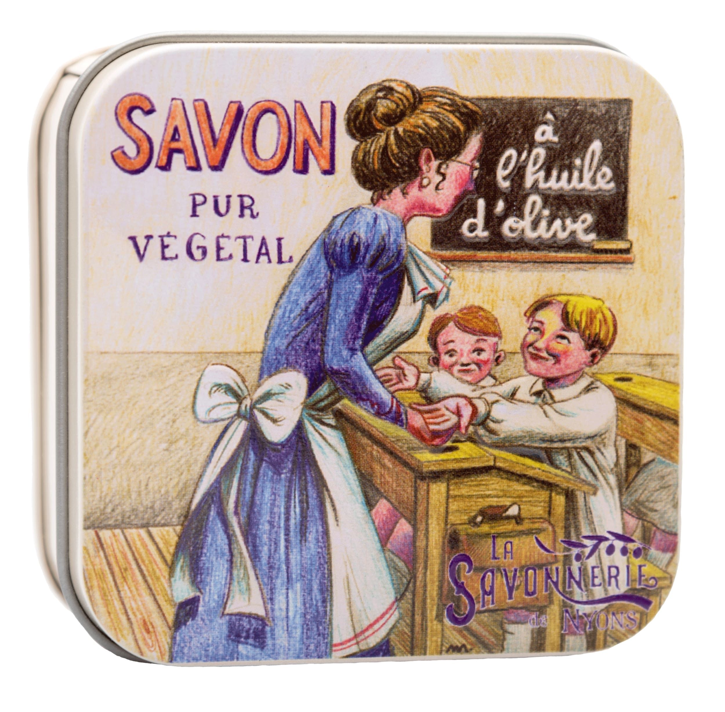 Metallbox mit Illustration einer Lehrerin und Schülern. Aufschrift: SAVON PUR VEGETAL. Marke: La Savonnerie.