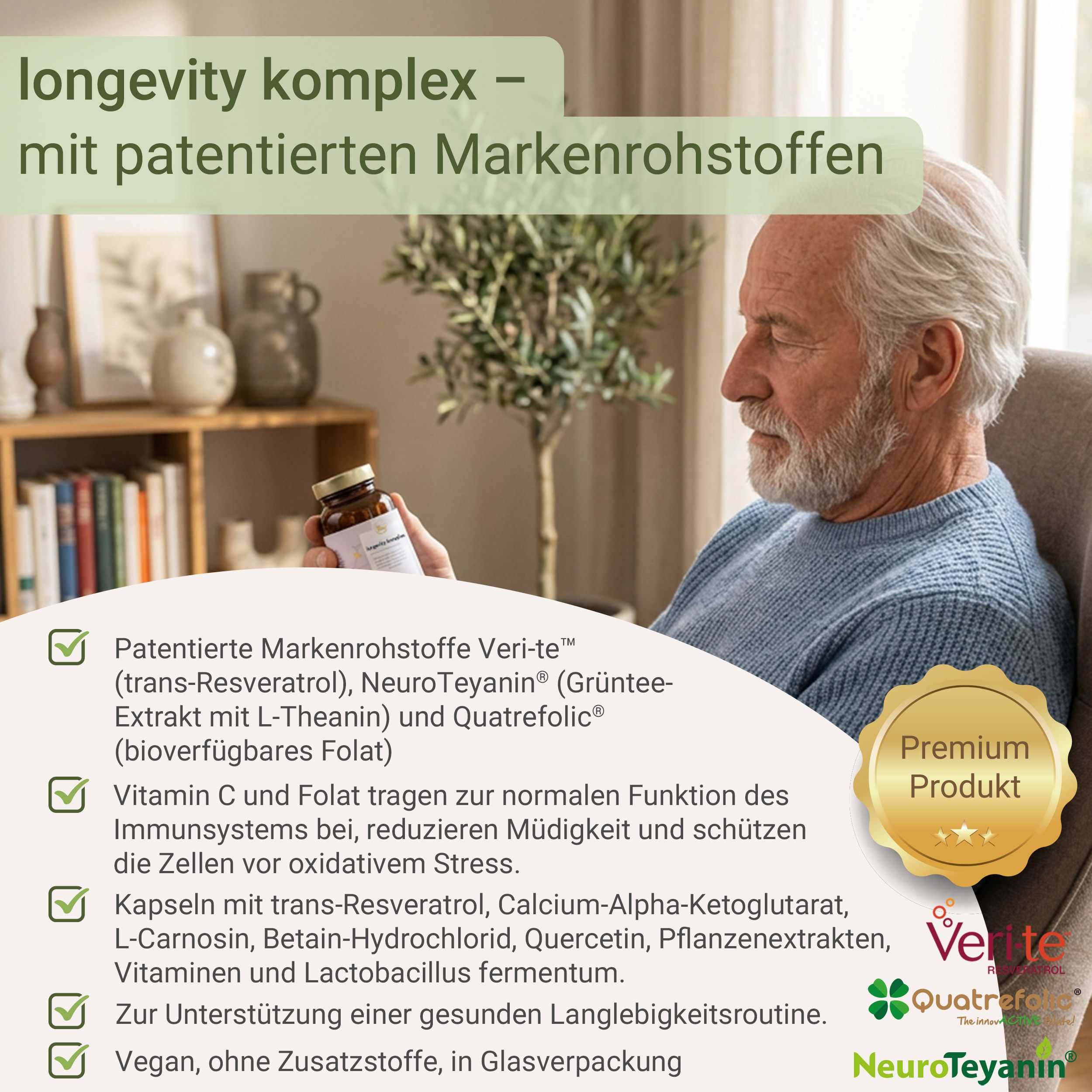 Älterer Mann sitzt im Sessel, hält eine Flasche Longevity Komplex. Siegel 'Premium Produkt'.