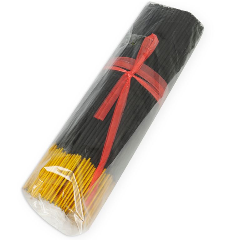 Bündel schwarzer Räucherstäbchen mit gelben Spitzen, verschnürt mit einem roten Band und in Folie verpackt.
