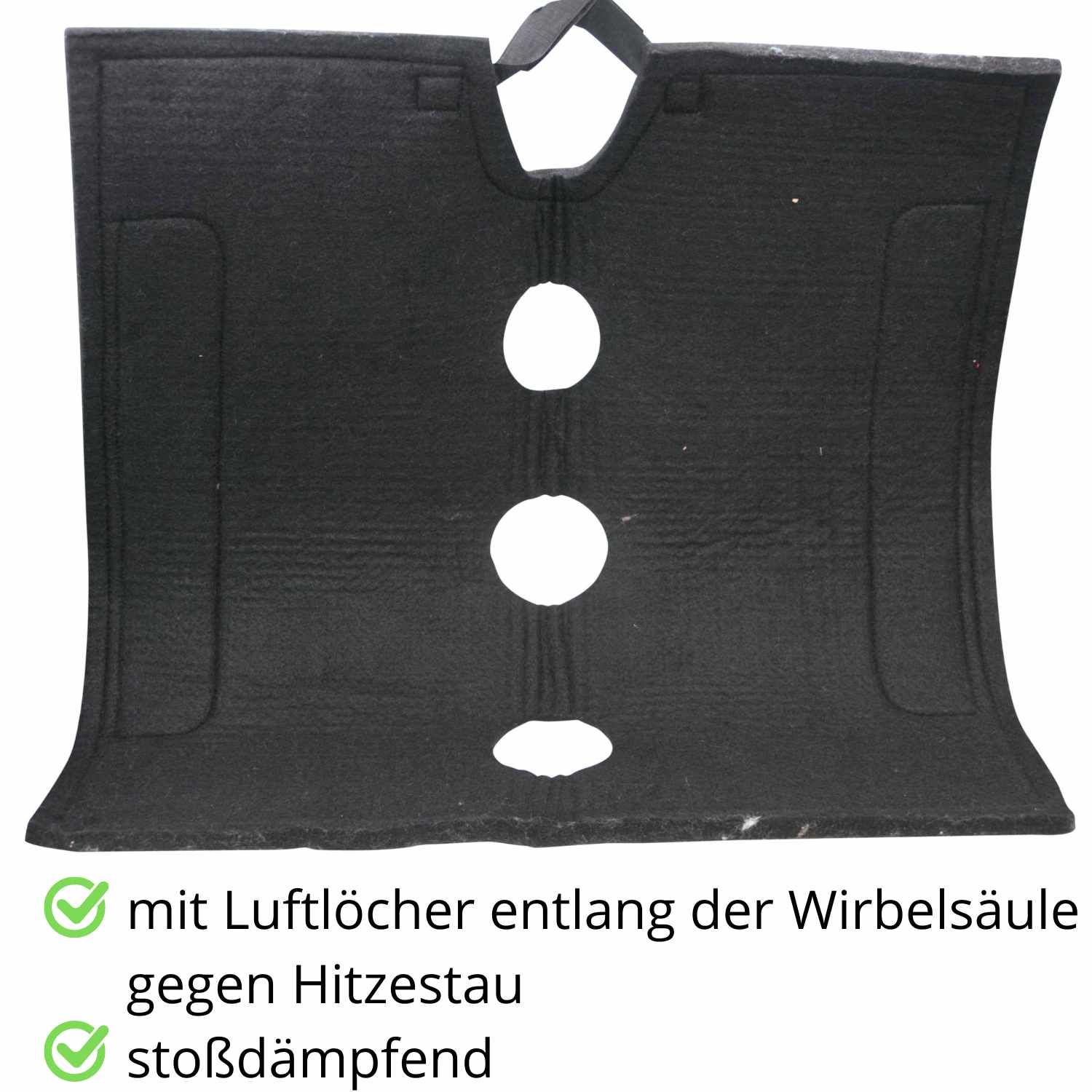 Schwarzes Filzpad mit drei Luftlöchern. Text: mit Luftlöchern entlang der Wirbelsäule, gegen Hitzestau, stoßdämpfend.