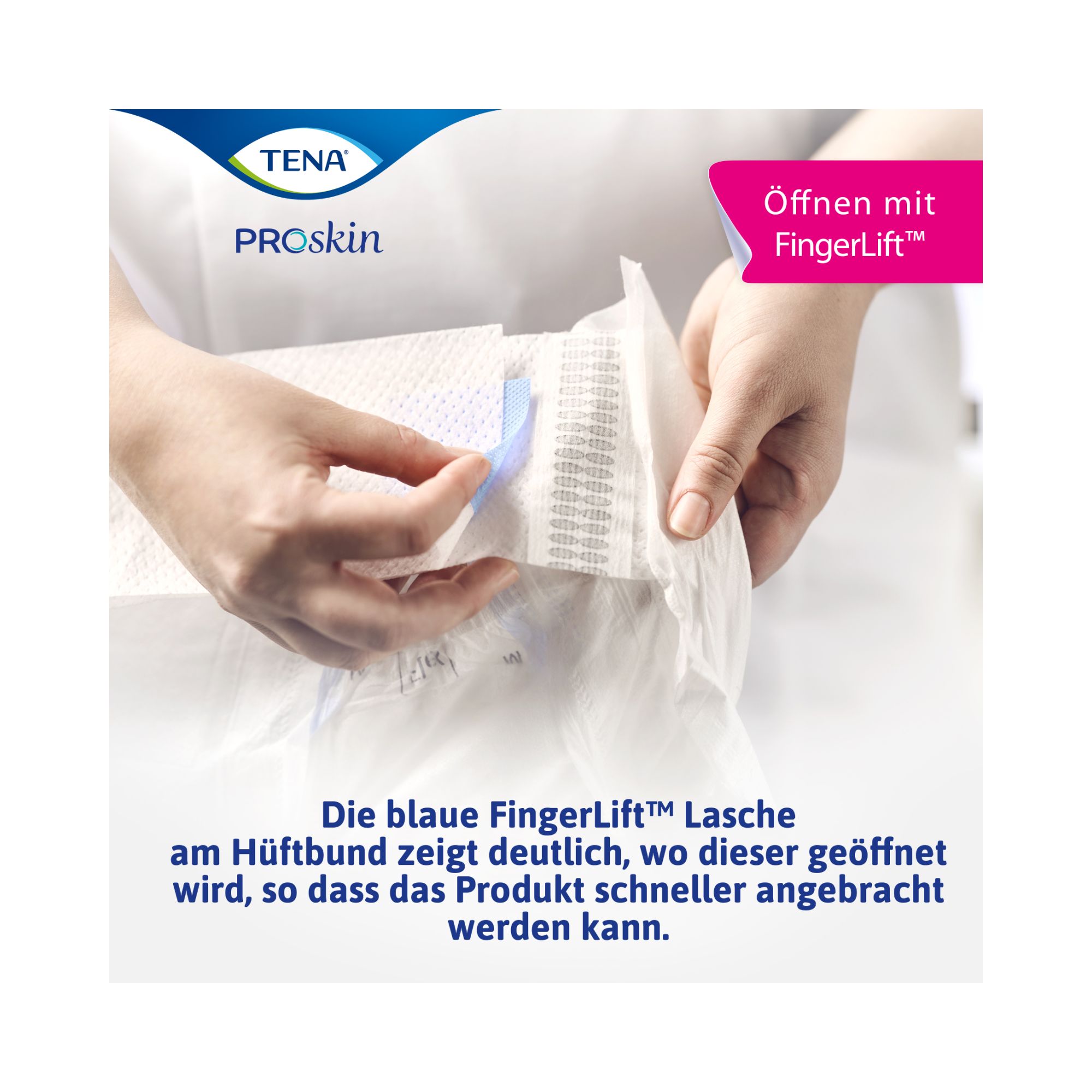 Hände öffnen TENA Flex. Blaue FingerLift-Lasche am Hüftbund. Text: Öffnen mit FingerLift. Produkt ist weiß.
