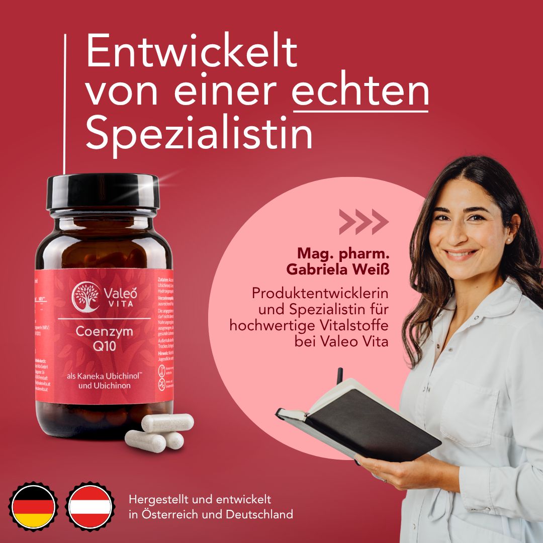 Braune Glasflasche mit roten Etikett. Aufschrift: Valeo Vita Coenzym Q10. Daneben Kapseln. Frau mit Notizbuch.