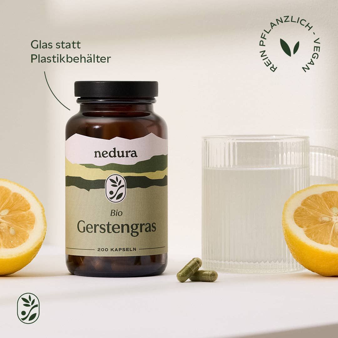 Braune Glasflasche "nedura Bio Gerstengras", daneben Zitronen und ein Glas Wasser. Text: "Glas statt Plastikbehälter".