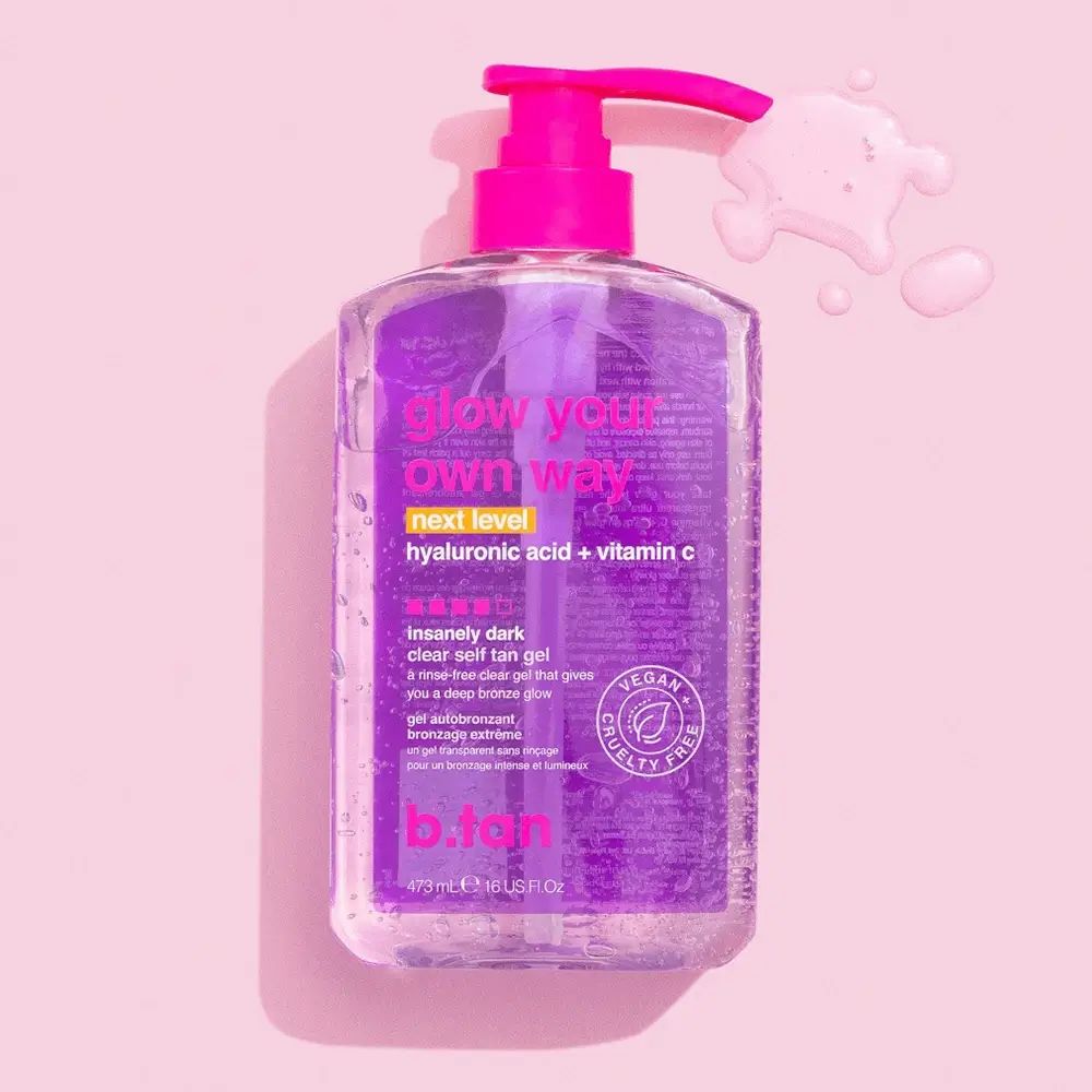 Durchsichtiger Selbstbräuner-Gel in Flasche mit Pumpspender. Enthält Hyaluronsäure und Vitamin C. 473ml.