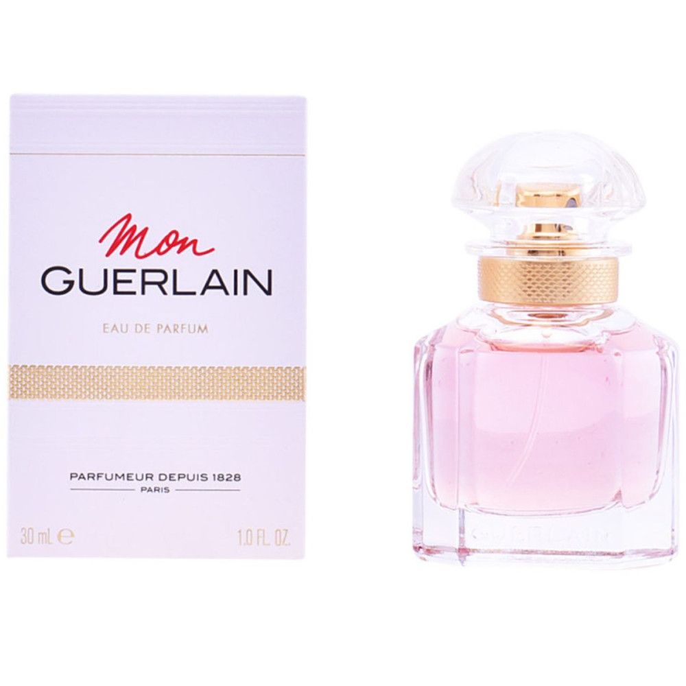 Parfümflakon und -verpackung. Flakon mit rosa Flüssigkeit, goldfarbenem Hals und transparentem Deckel. Verpackung mit Schriftzug Mon Guerlain.