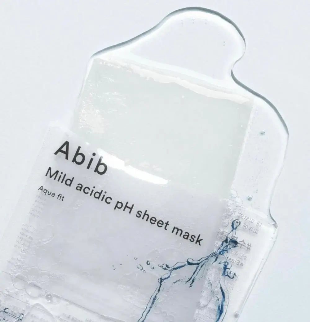 Nahaufnahme der ABIB Milde Säure pH Gesichtsmaske Aqua Fit. Verpackung mit Produktnamen und Wasserdesign. Hintergrund: weiß.