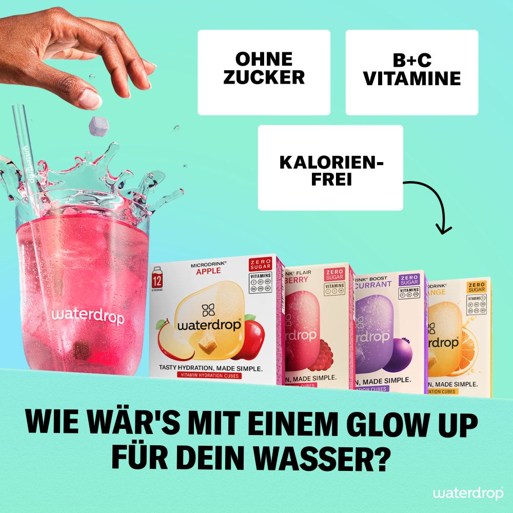 Glas mit rosa Flüssigkeit, Würfel fallen hinein. Text: Ohne Zucker, B+C Vitamine, Kalorienfrei. waterdrop® Microdrink Apfel, Himbeere, Johannisbeere, Orange.