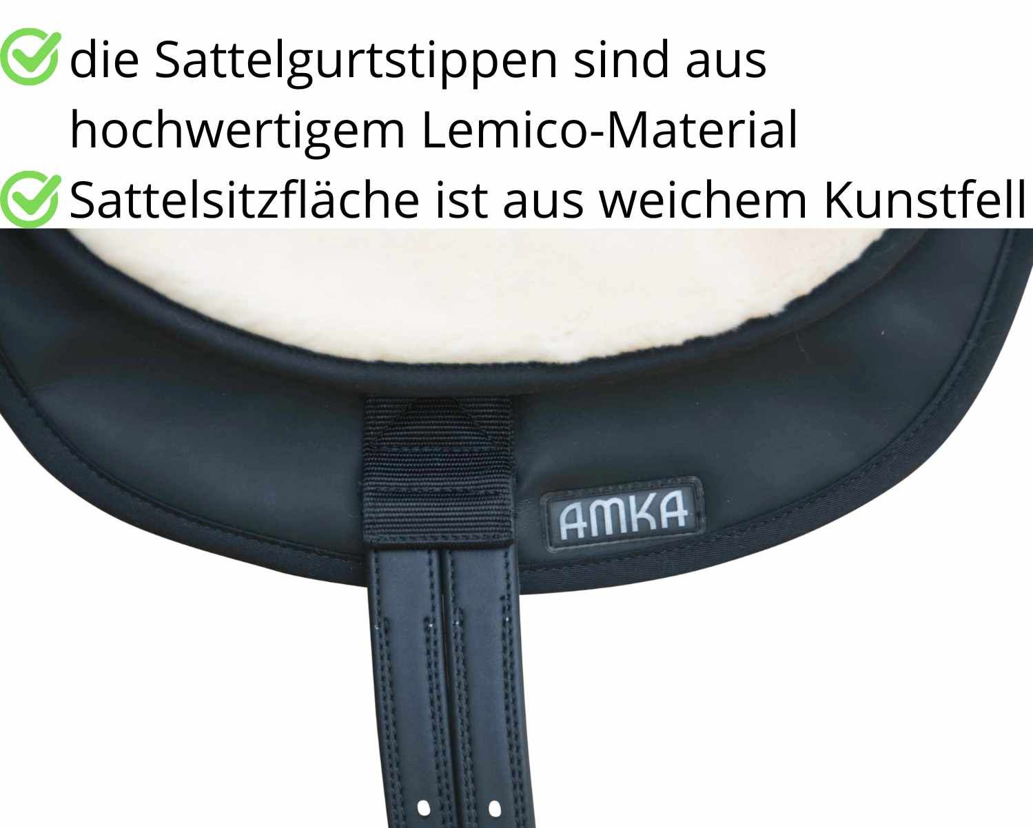 Detailansicht des Sattels. Sattelgurtstrippen aus Lemico-Material. Sitzfläche aus weichem Kunstfell. AMKA-Logo.