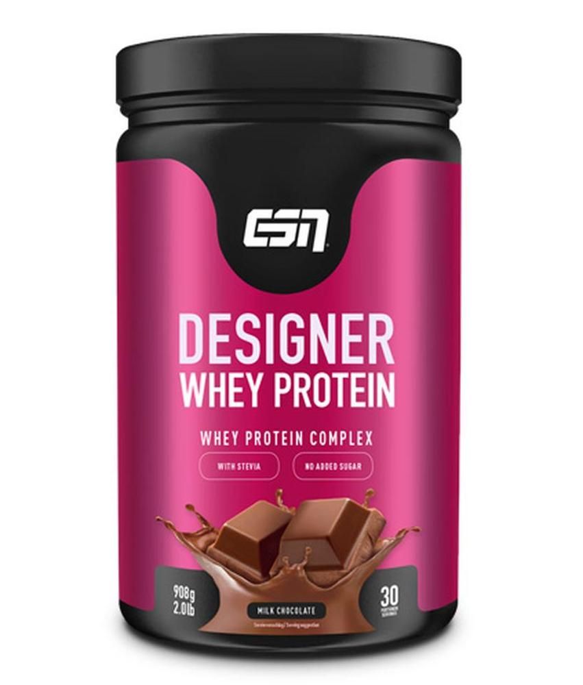 Schwarze Dose mit rosa Etikett. Aufschrift: DESIGNER WHEY PROTEIN. Abbildung von Schokoladenstücken. Enthält Stevia und keinen Zucker.