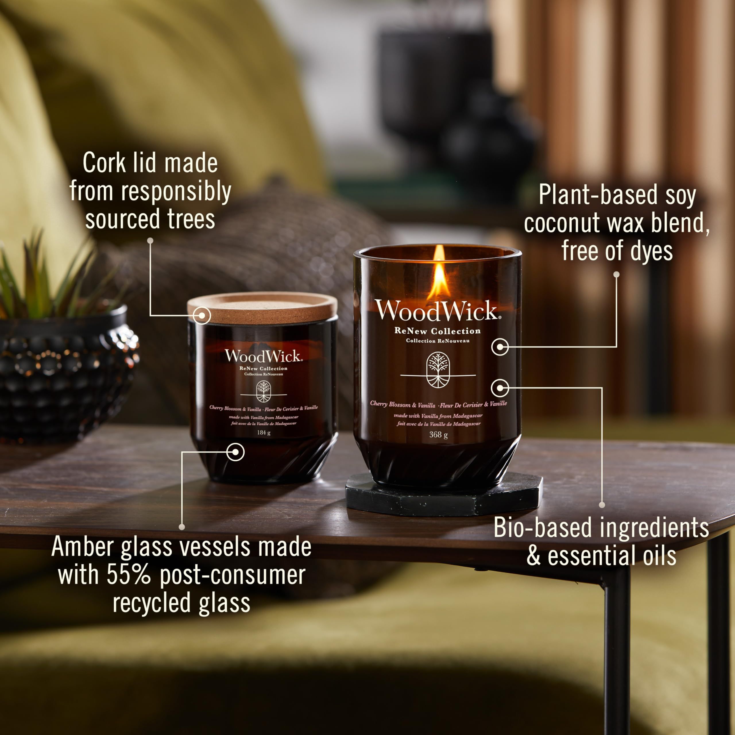 Zwei Kerzen mit Korkdeckeln. Aufschrift: WoodWick. Beschriftung: Amber Glas, Bio-basierte Inhaltsstoffe, Soja-Kokoswachs.
