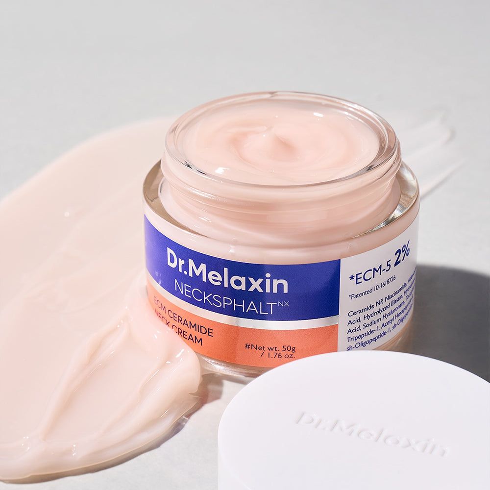 Creme-Glas mit Deckel und Produktname. Rosa Creme auf Untergrund. Blaue und orangefarbene Etiketten mit Text. "ECM Ceramide Neck Cream".