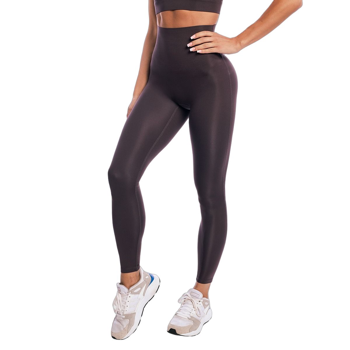 Frau in braunen Damen-Leggings mit hohem Bund und Sport-BH.