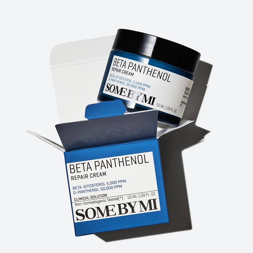 Blaue Schachtel mit Creme-Dose. Auf der Dose und der Schachtel steht "BETA PANTHENOL REPAIR CREAM" und "SOME BY MI".