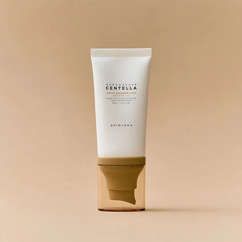 Weiße Tube mit braunem Deckel. Aufschrift: CENTELLA AIR-FIT SUNCREAM LIGHT. Produkt steht auf beigem Hintergrund.