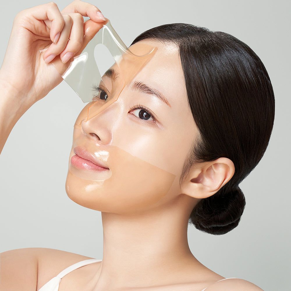 Frau wendet eine Madeca Lab PDRN Skin Tightening Glow Gel Mask an.