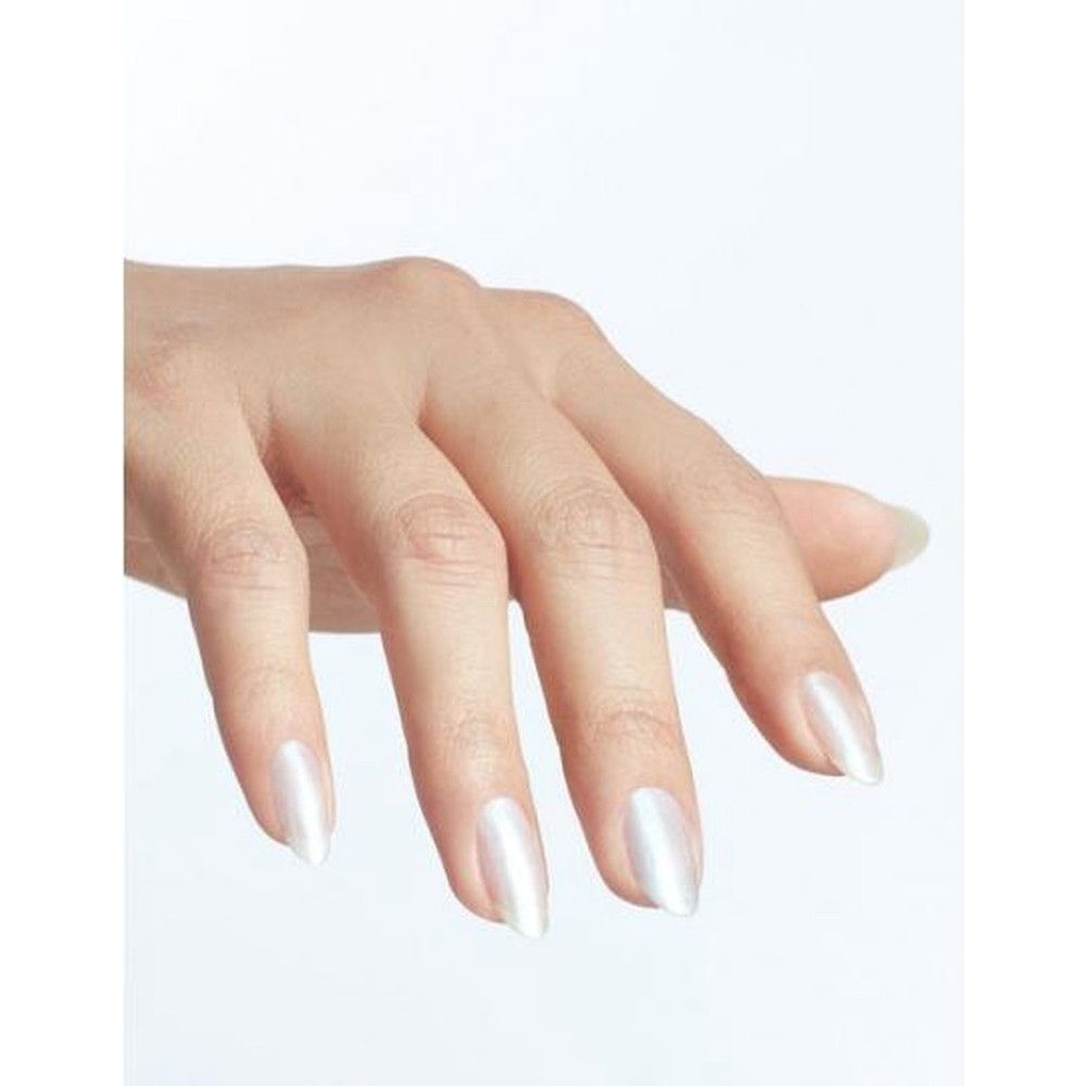 Hand mit lackierten Nägeln. Der Nagellack ist hell und schimmert leicht.