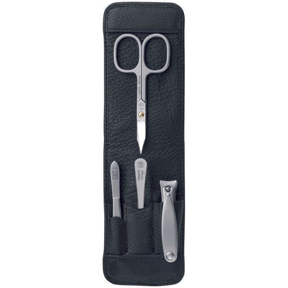Schwarzes Lederetui mit Maniküre-Set. Enthält Nagelschere, Nagelfeile, Hautzange und Nagelknipser. Werkzeuge aus Metall.