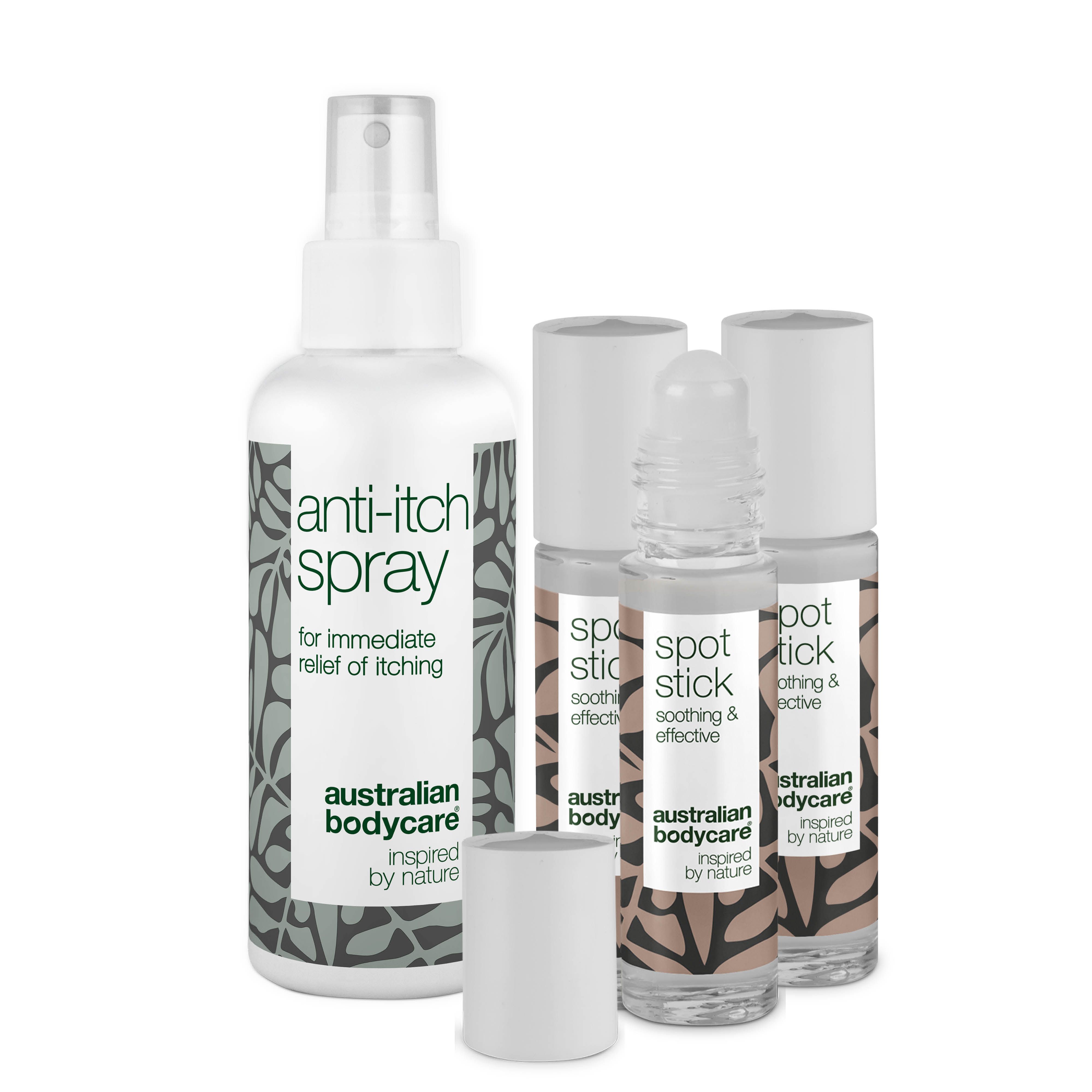 Set mit Anti-Juckreiz-Spray und Spot Sticks. Weiße Flaschen mit braunen Mustern und Text.  Markenname sichtbar.