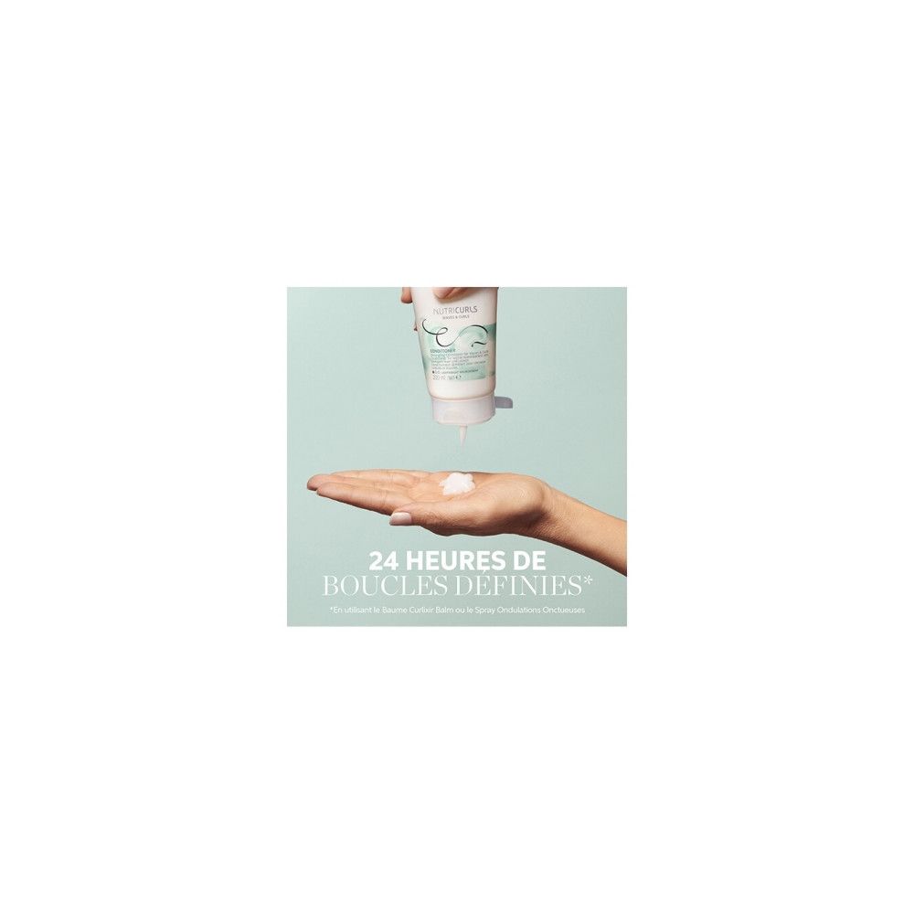 Eine Hand empfängt Conditioner aus einer Tube. Text: 24 Stunden definierte Locken.