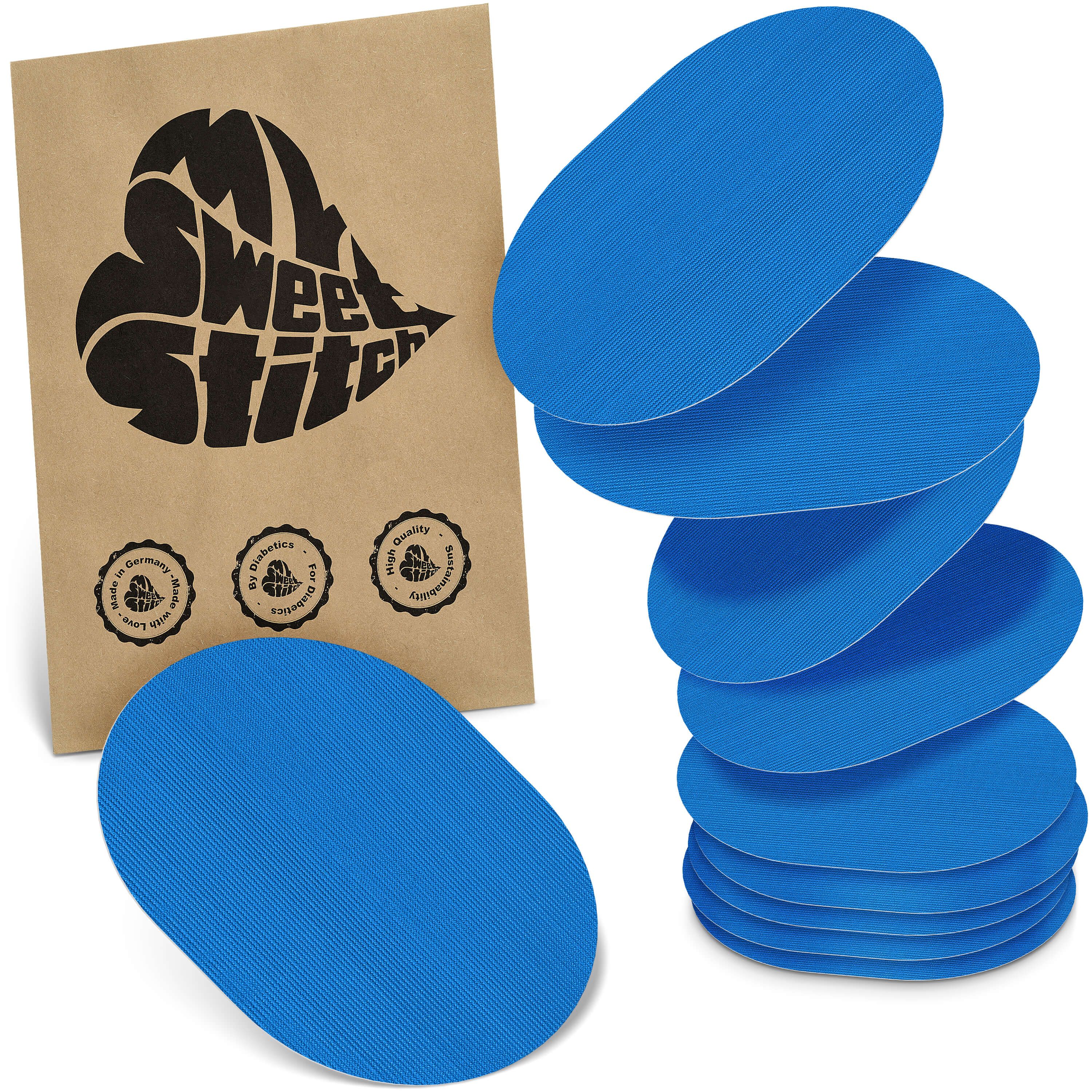 Blaue, ovale Pflaster. Neben einer braunen Verpackung mit Logo und Qualitätssiegeln gestapelt.