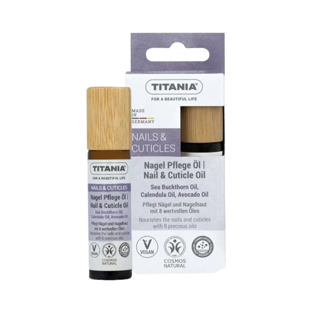 Nagelpflegeöl-Flasche mit Holzdeckel und Verpackung. Aufschrift: TITANIA, Nagel & Nagelhaut Öl, vegan, Cosmos Natural.