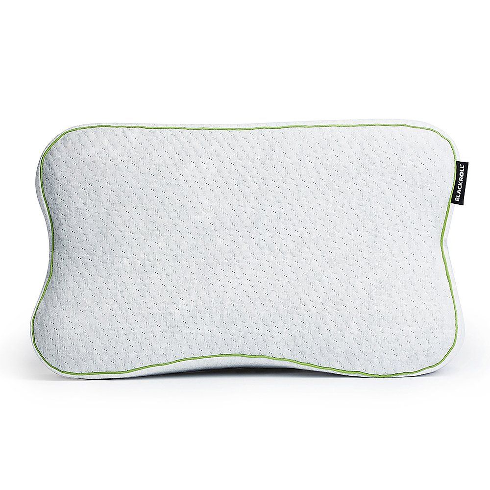 Ergonomisches Kissen mit weißem Bezug und grüner Paspelierung. Schwarzes Etikett mit "BLACKROLL"-Logo auf der rechten Seite.