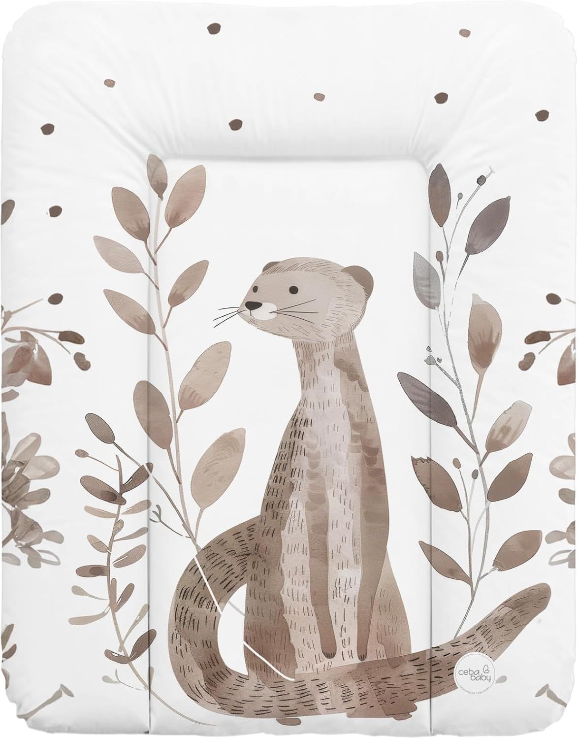 Weiche Wickelauflage mit Otter-Illustration und Blättern. Weißer Hintergrund mit braunen Akzenten. Ceba Baby Logo.