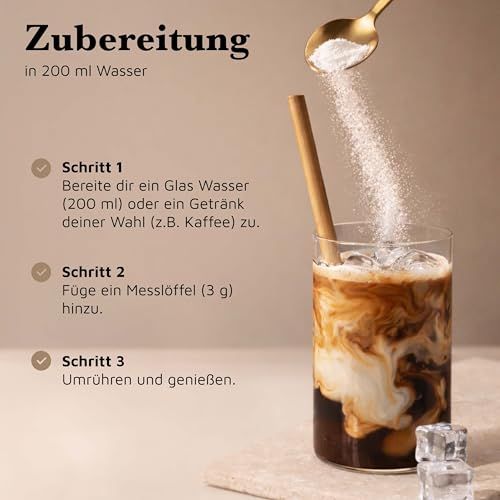 Glas mit Kaffee und Milch. Pulver wird mit einem Löffel hinzugefügt. Eiswürfel.