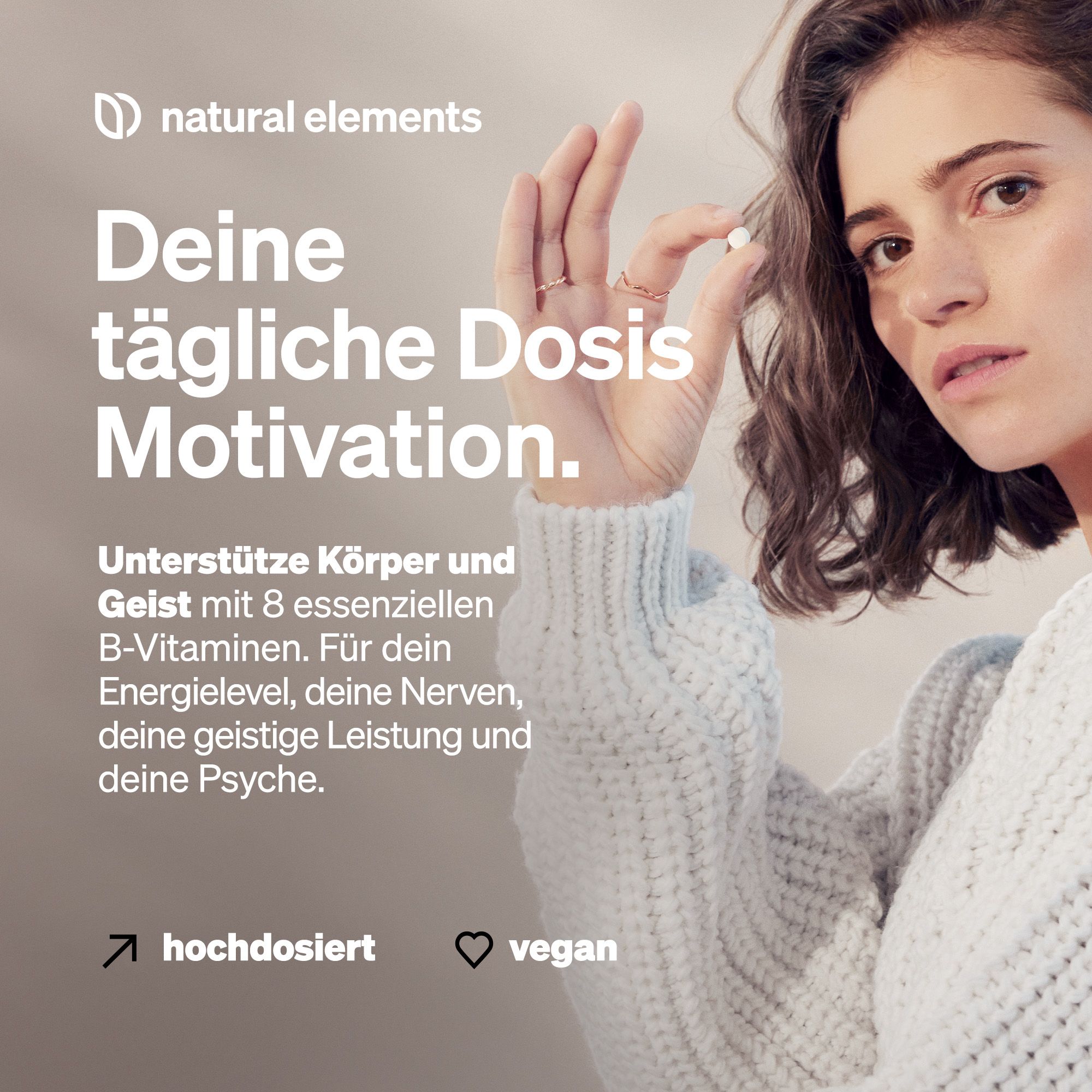 Frau hält Tablette. Text: Deine tägliche Dosis Motivation. Unterstützt Körper und Geist mit B-Vitaminen. Vegan.