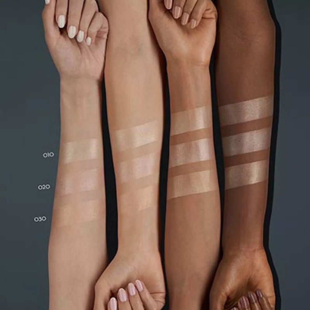 Arme mit Highlighter-Swatches in verschiedenen Hauttönen. Drei Farbtöne: 010, 020, 030. Aufschrift.