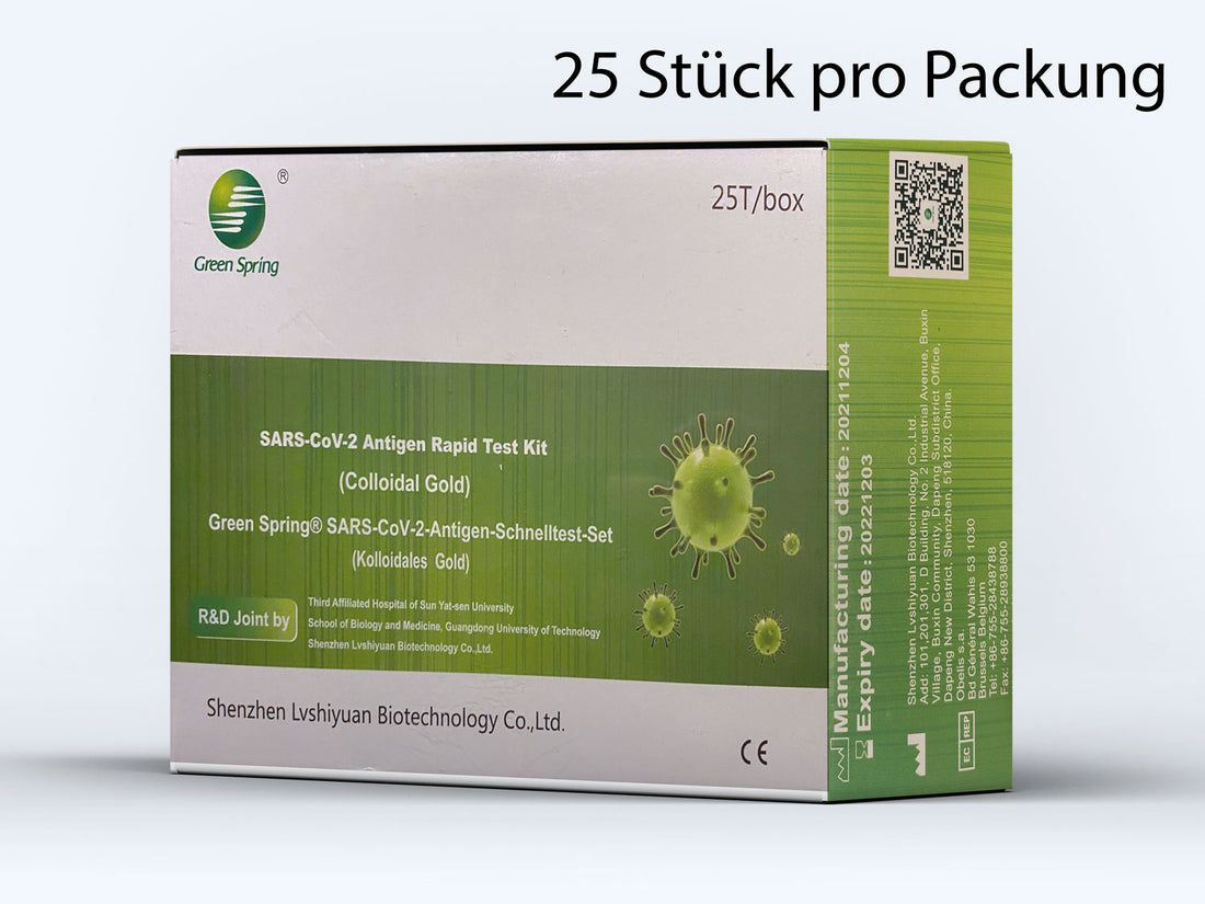 Grüne Schachtel mit SARS-CoV-2 Antigen Schnelltest. Aufschrift: 25 Stück pro Packung. Hersteller- und Verfallsdatum. CE-Kennzeichnung.