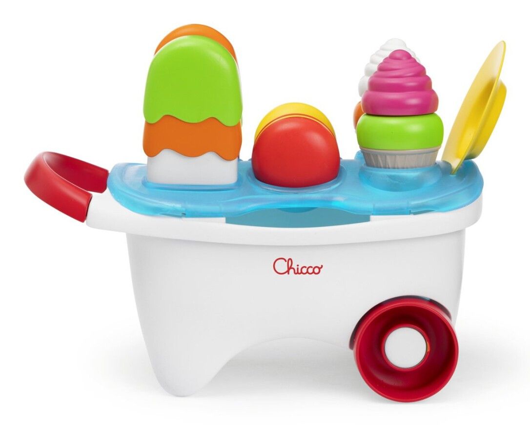 Weißer Spielzeug-Eiswagen mit rotem Griff und Rädern. Enthält farbige Eis- und Macaron-Formen. Das Logo "Chicco" ist sichtbar.