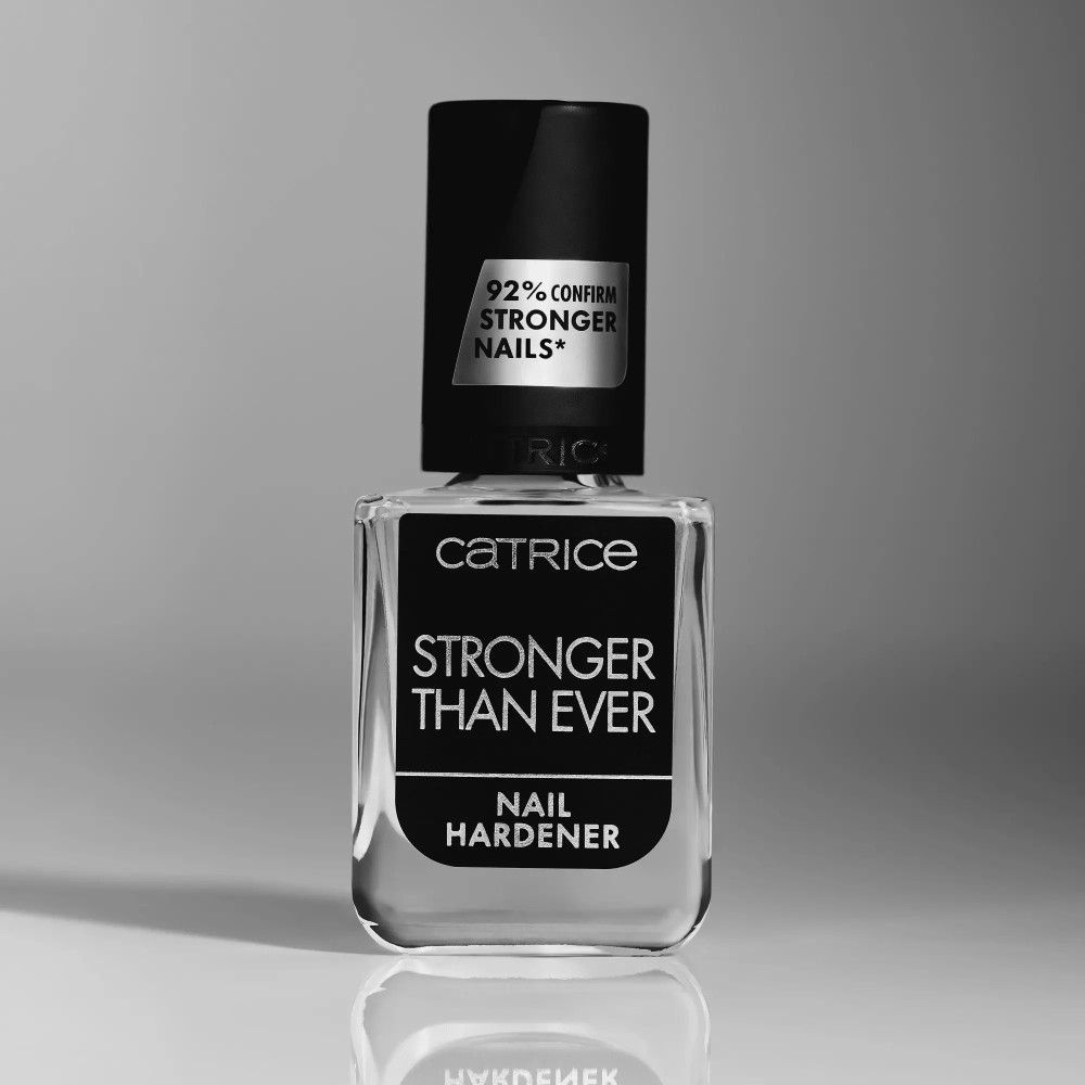 Schwarz-weiß-Foto einer Nagelhärter-Flasche mit schwarzem Deckel. Aufschrift: Catrice, Stronger Than Ever, Nail Hardener. 92% bestätigen stärkere Nägel.