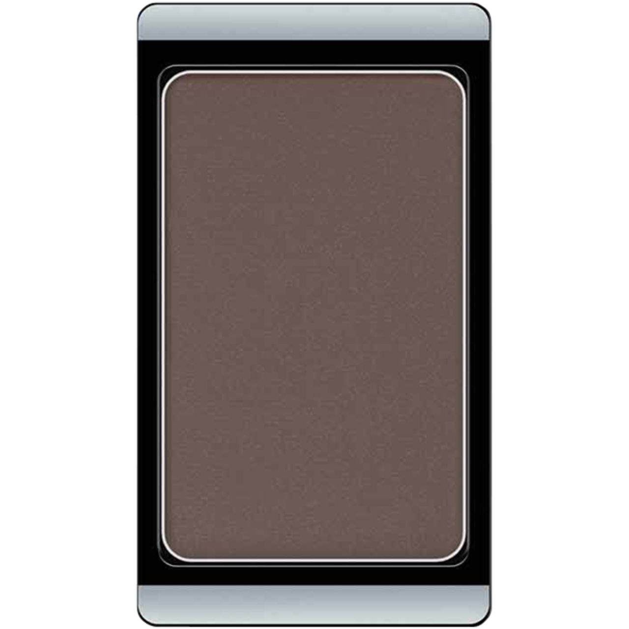 Augenbrauenpuder in rechteckiger, schwarzer Kompaktverpackung mit silberfarbenem Rahmen. Braune Farbe.