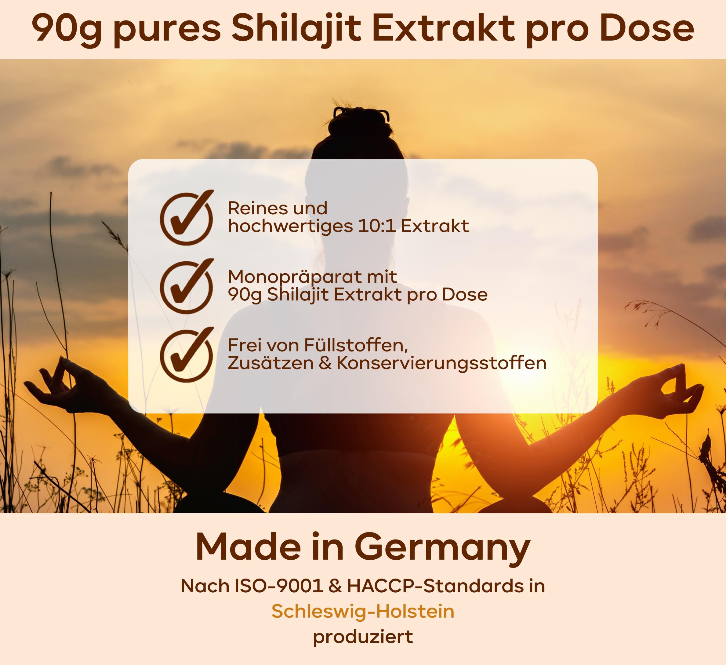 Person in Yoga-Pose vor Sonnenuntergang. Text: 90g reines Shilajit Extrakt pro Dose. Hergestellt in Deutschland nach ISO-9001 & HACCP-Standards.