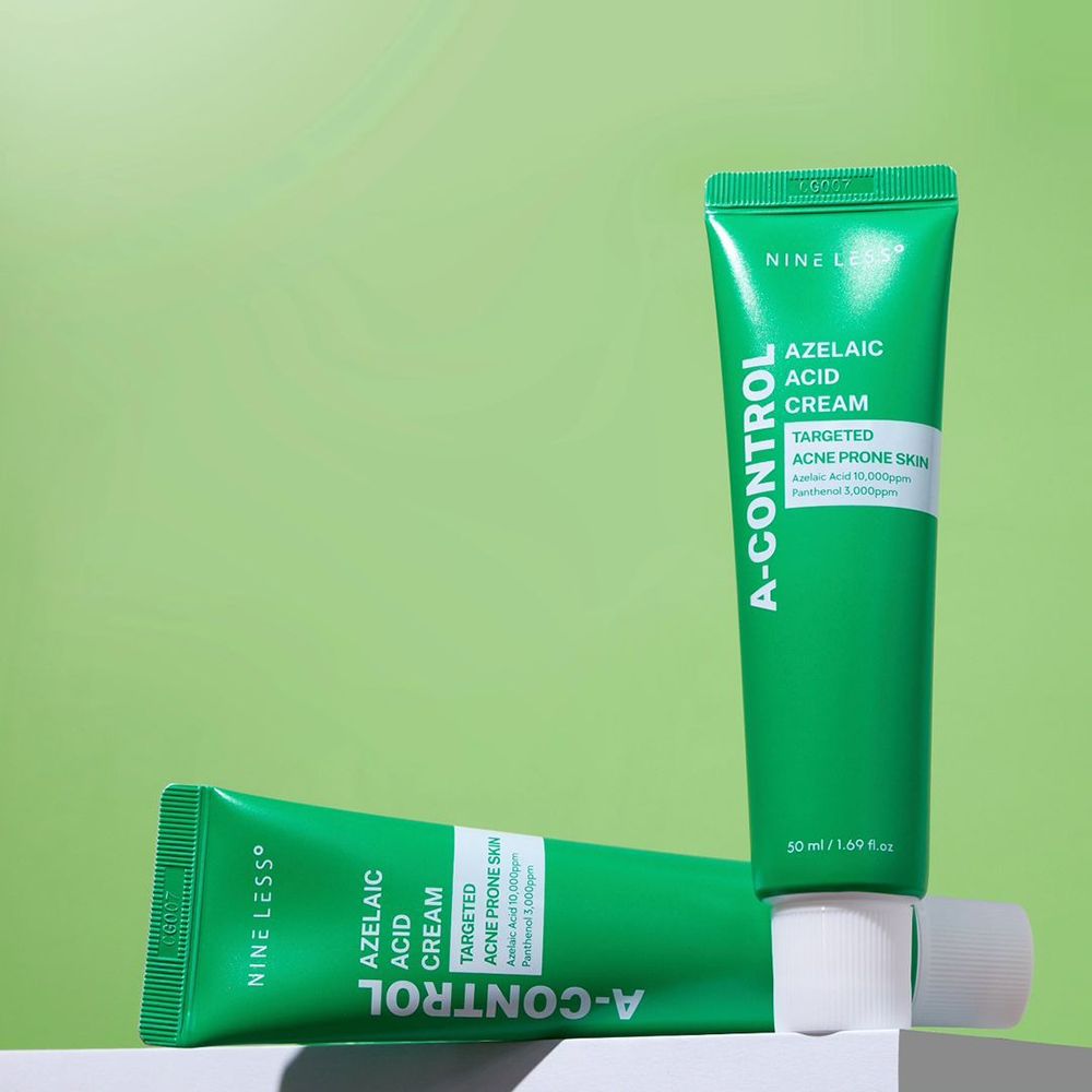 Zwei grüne Tuben mit weißem Deckel. Aufschrift: A-Control, Azelaic Acid Cream. Text: Targeted Acne Prone Skin. 50 ml/1.69 fl.oz.
