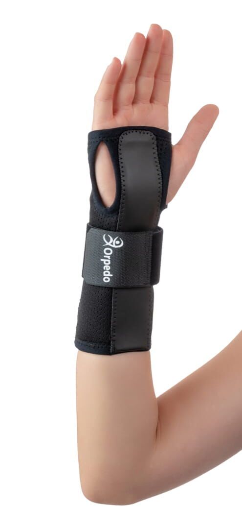 Handgelenkorthese Orpedo Manuvit 430 duo, schwarz. Mit Klettverschluss und Öffnung für den Daumen. Logo sichtbar.