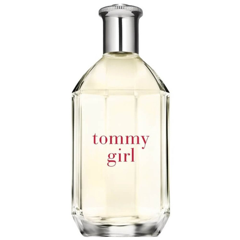 Parfümflasche. Klare Flüssigkeit in einer kantigen Glasflasche. Silberner Verschluss. Schriftzug 'tommy girl' in Rot.