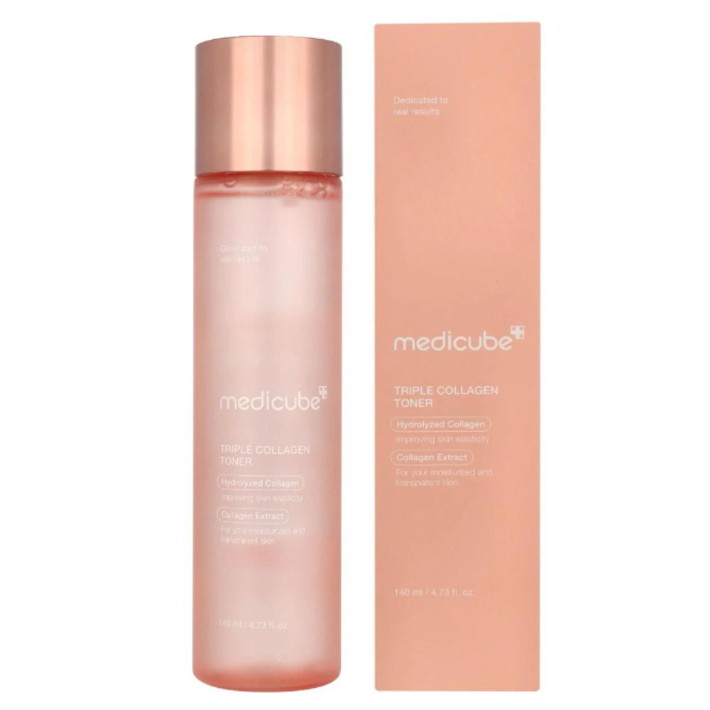 Eine Flasche Toner und eine Verpackung. Aufschrift: Medicube, Triple Collagen Toner. Enthält Hydrolisiertes Kollagen.