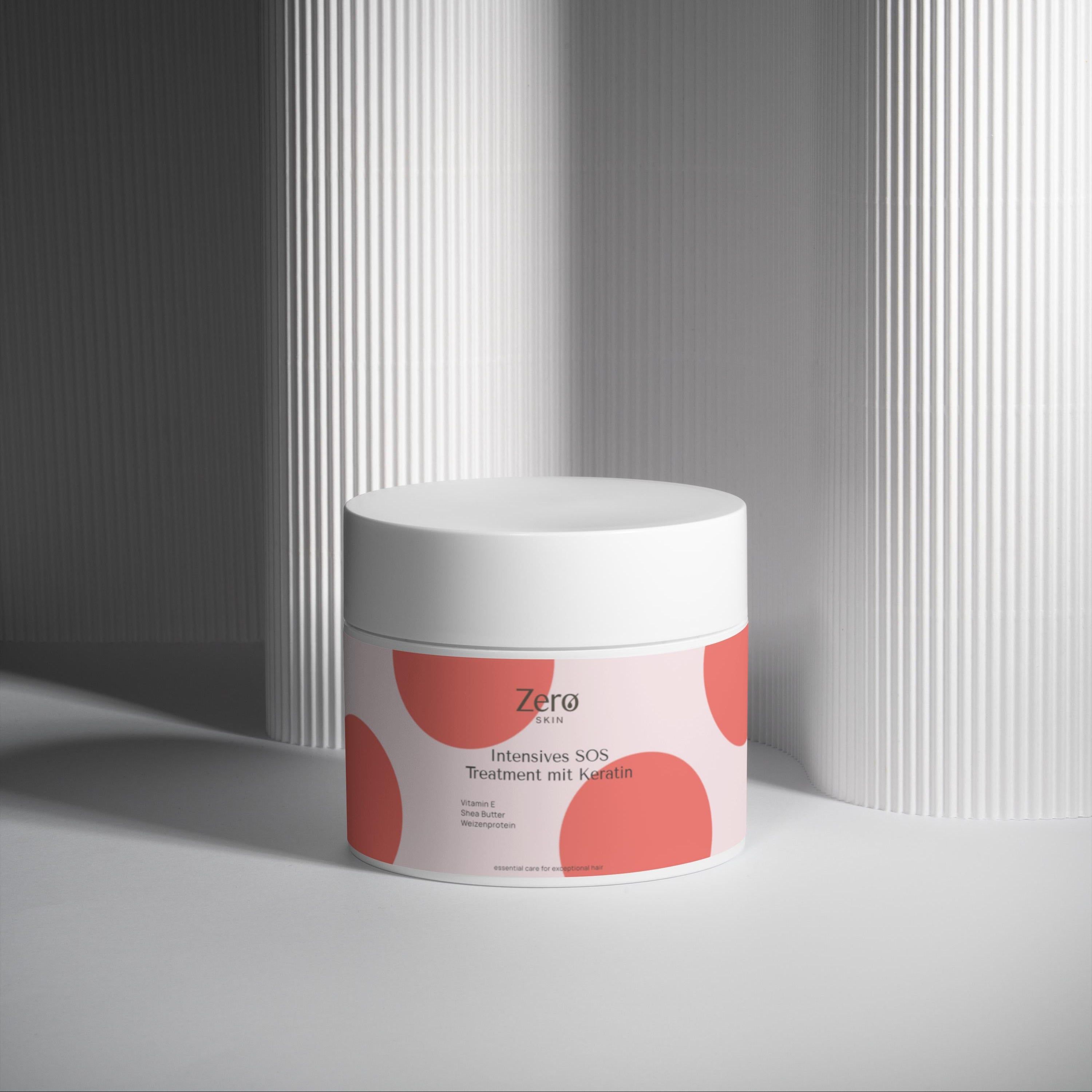 Frau mit Zero Skin Intensives SOS Treatment mit Keratin im Badezimmer.