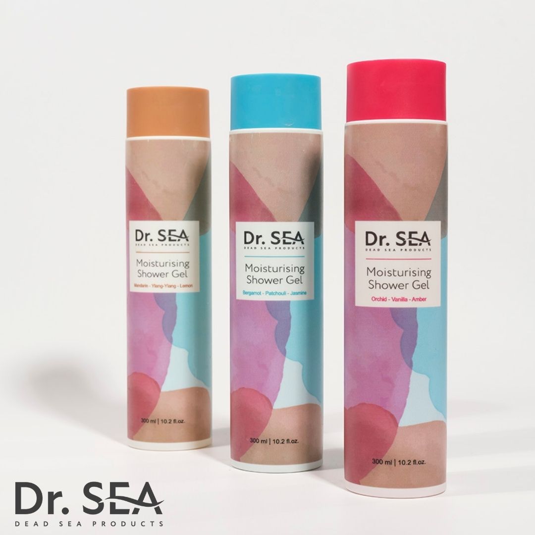 Drei Duschgel-Flaschen. Aufschrift: Dr. SEA, Moisturising Shower Gel. Farben: Blau, Pink, Orange. Duftnoten: Jasmin, Patchouli, Vanille.
