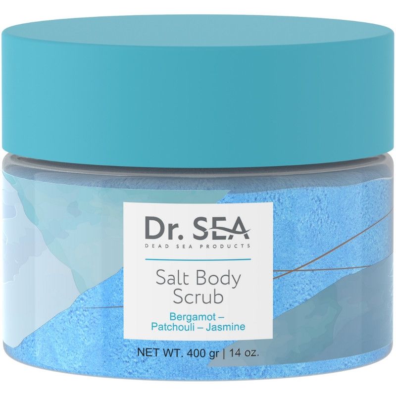 Blaues Glas mit blauem Deckel. Aufschrift: Dr. SEA, Salt Body Scrub, Bergamot-Patchouli-Jasmine. Nettogewicht 400 g | 14 oz.