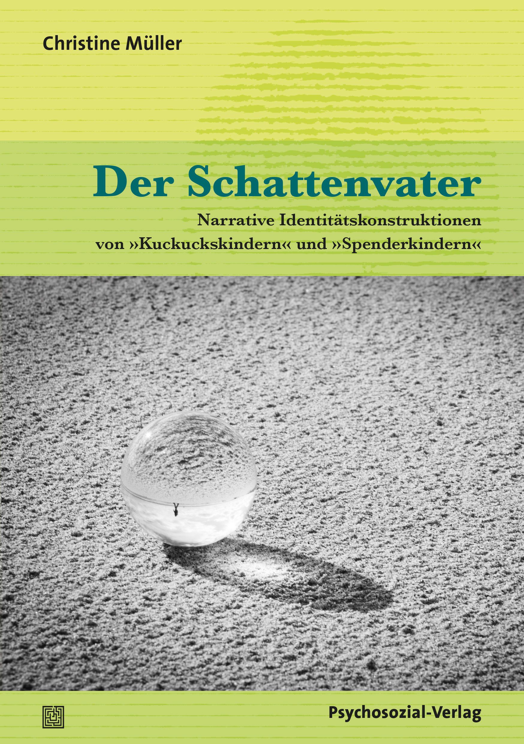 Buchcover von "Der Schattenvater". Titel in Türkis, Autorin Christine Müller. Verlag Psychosozial-Verlag. Kugel auf sandigem Untergrund.