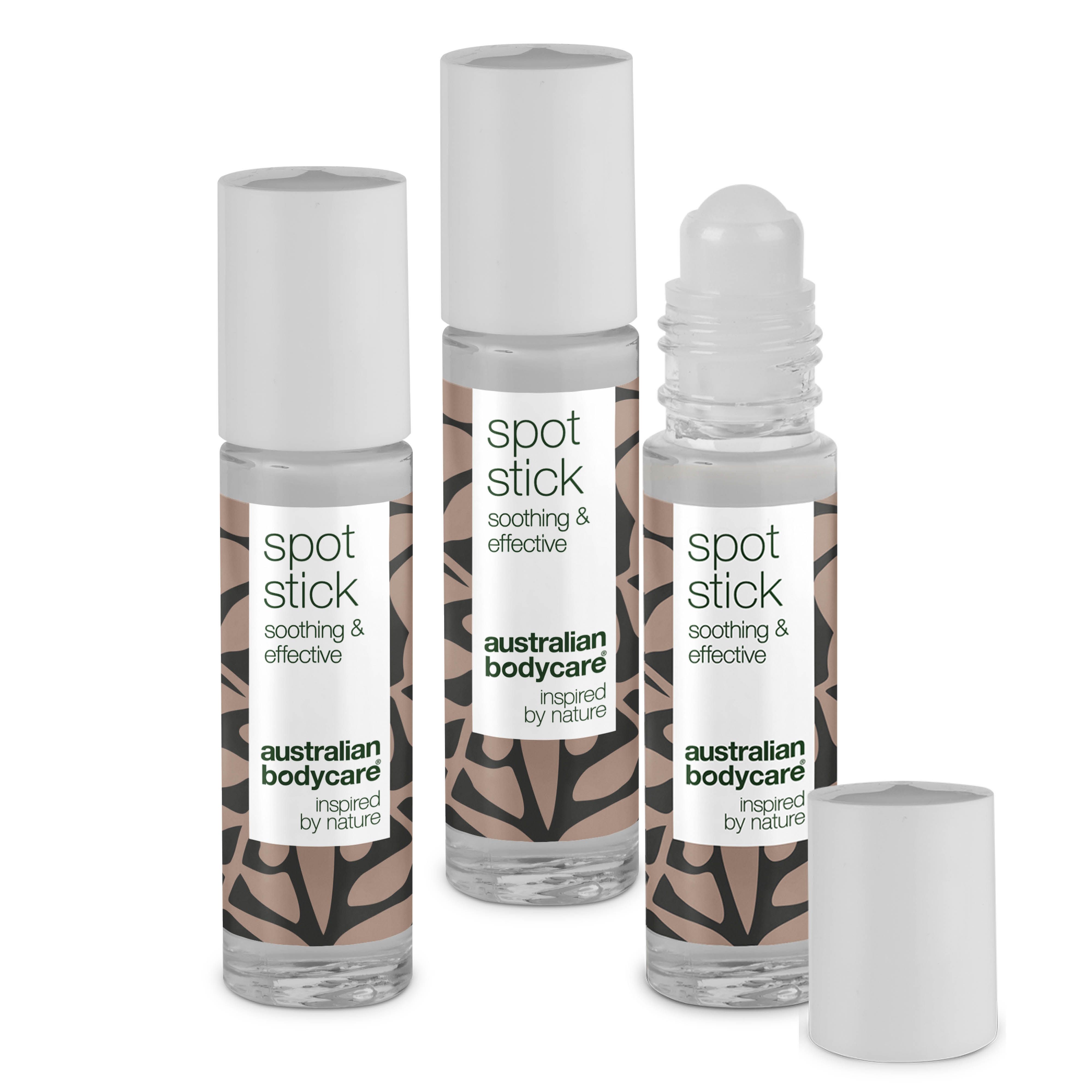 Drei Spot Stick Flaschen mit weißem Deckel. Aufschrift: Spot Stick, beruhigend & effektiv, Australian Bodycare.