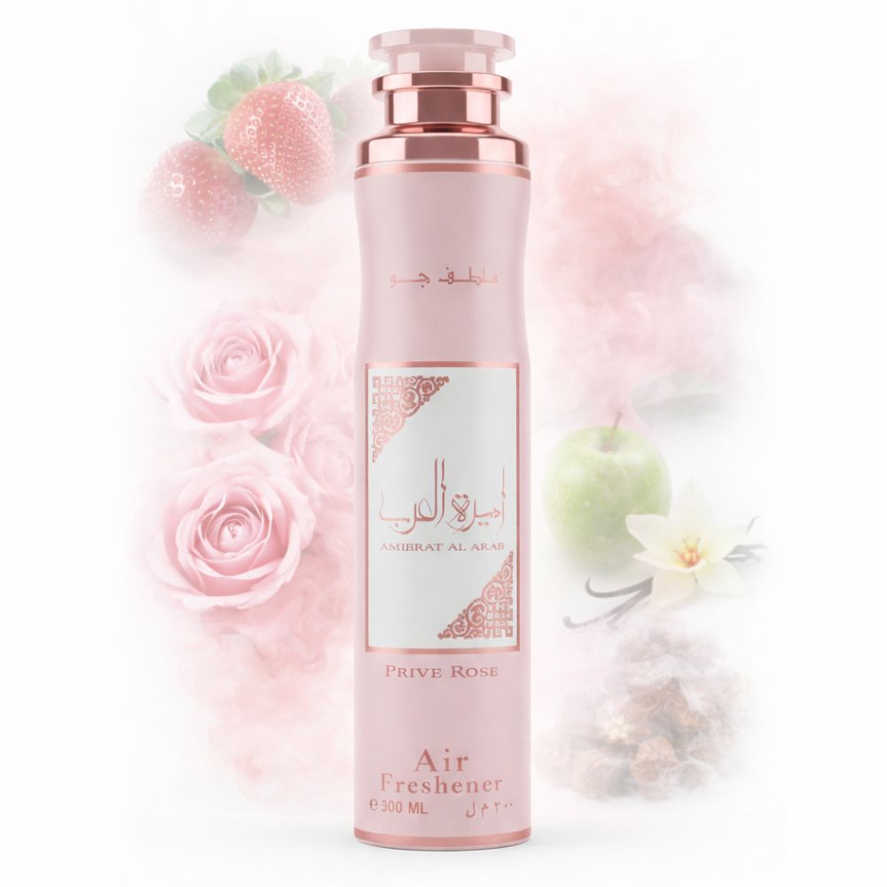 Rosa Luft erfrischer mit goldfarbenen Details. Aufschrift: Ameerat Al Arab Privé Rose. Hintergrund: Rosen, Erdbeeren, Apfel.