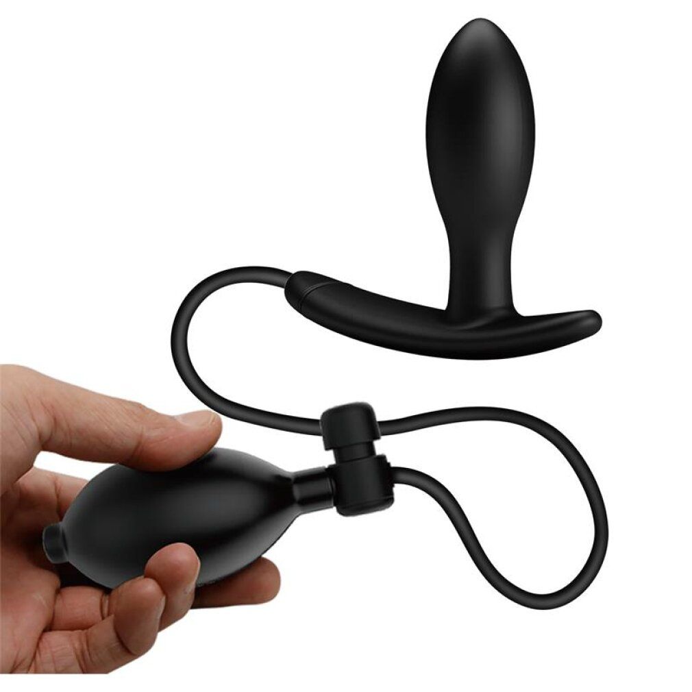 Hand hält die Pumpe eines schwarzen, aufblasbaren Analsteckers. Der Stecker ist über einen Schlauch verbunden.