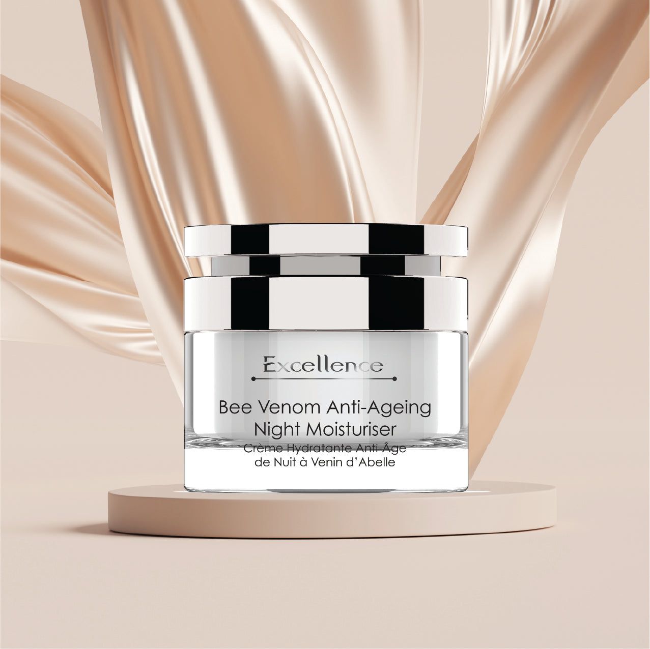 Creme-Tiegel mit Aufschrift: Excellence Bee Venom Anti-Ageing Night Moisturiser. Auf Podest vor Stoffhintergrund.